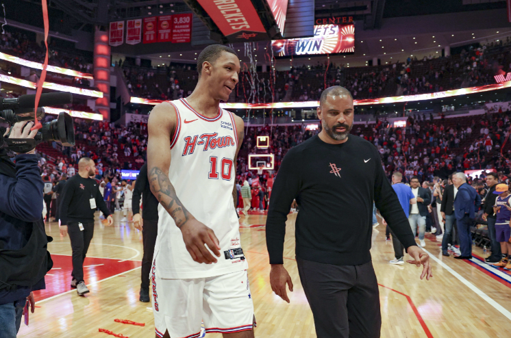 休斯顿火箭这支球队绝对出现了大问题，而且如此下去可能是乌度卡控制不了的更衣室问题