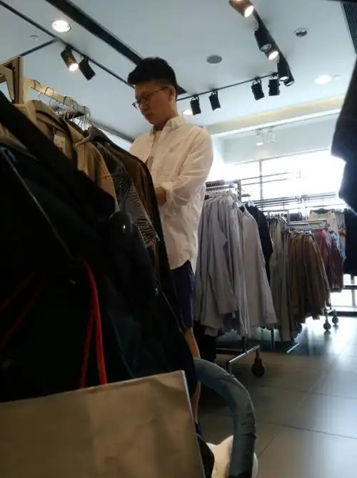 乱买衣服隐形贫穷大部分男生现在已经很少买衣服了我现在买衣服的话，主要就在两家。