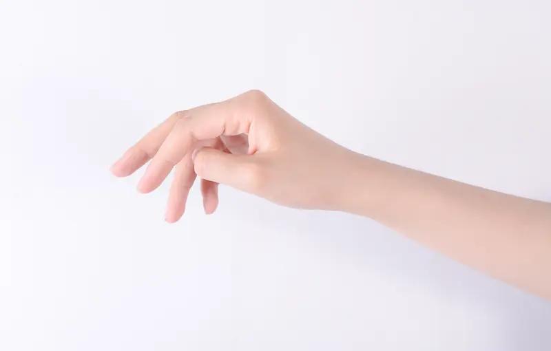 身体出现5个信号可能衰老已来临身体衰老会发出不少信号。首先是臀部下垂，年纪大了