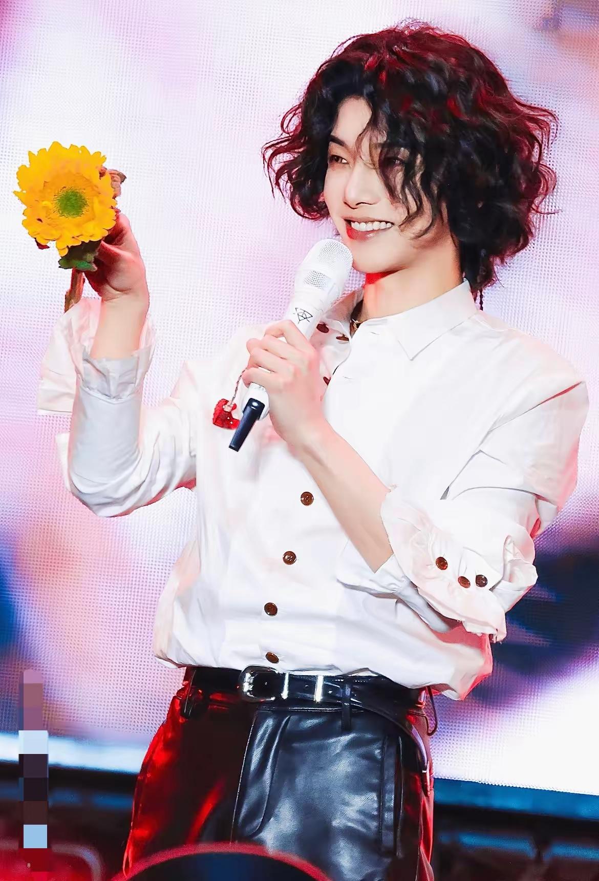 本来以为，抚仙湖演唱会突发取消，华晨宇一定会陷入低谷备受打击。没想到他抗压