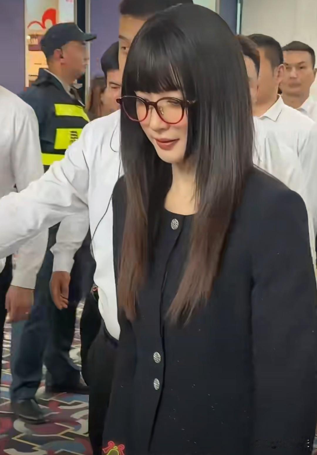 没有主持人介绍我完全认不出来这居然是江疏影，齐刘海黑框眼镜怎么有种梦回我的高中英