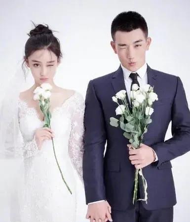 一眨眼已经结婚7年了。张馨予的丈夫何捷是根正苗红的军人，曾担任《奇兵神犬》教官