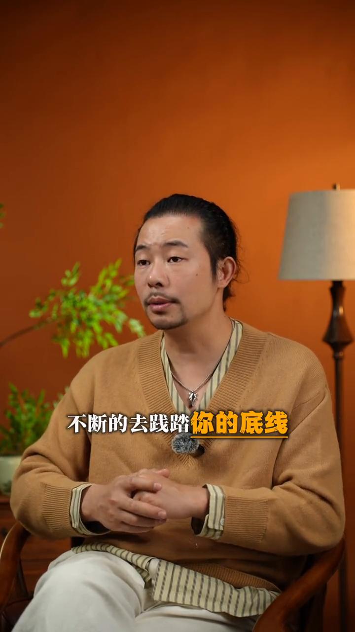 女人不要对层次低的男人太好。认知水平越低的男人，他的动物本能就会越强。他会把你