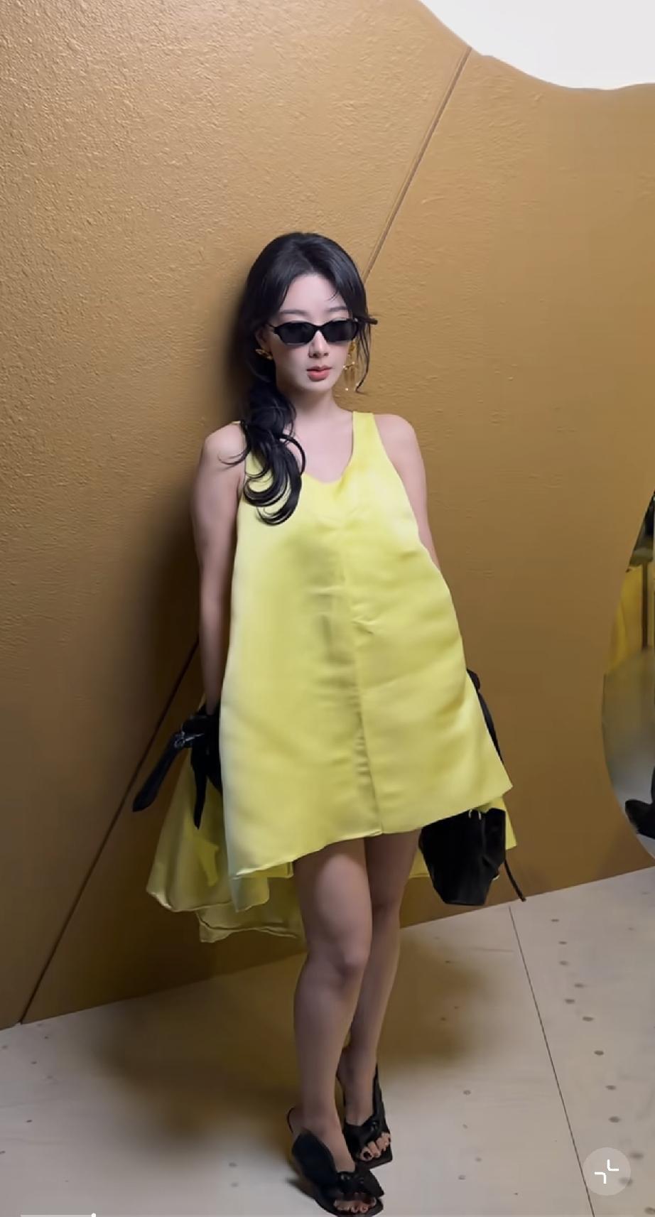 杨紫参加巴黎时装周的礼服，挺让人意外的，不是说她穿的不好看，而是出发图跟实际