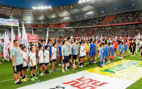 董路这回又搞了一件大事！128支世界强队来苏州踢球，竟然全是他组织的。7