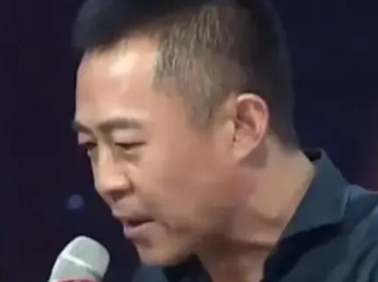 2010年，侯勇参加一个节目，节目组让他当场打电话借钱，于是他打给范明：“明明，