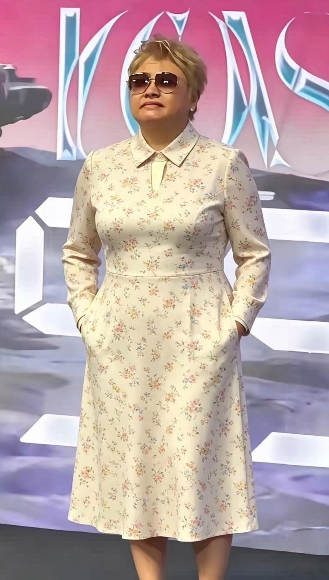 头一次看到韩红穿裙子，像一个女人一样不好吗？