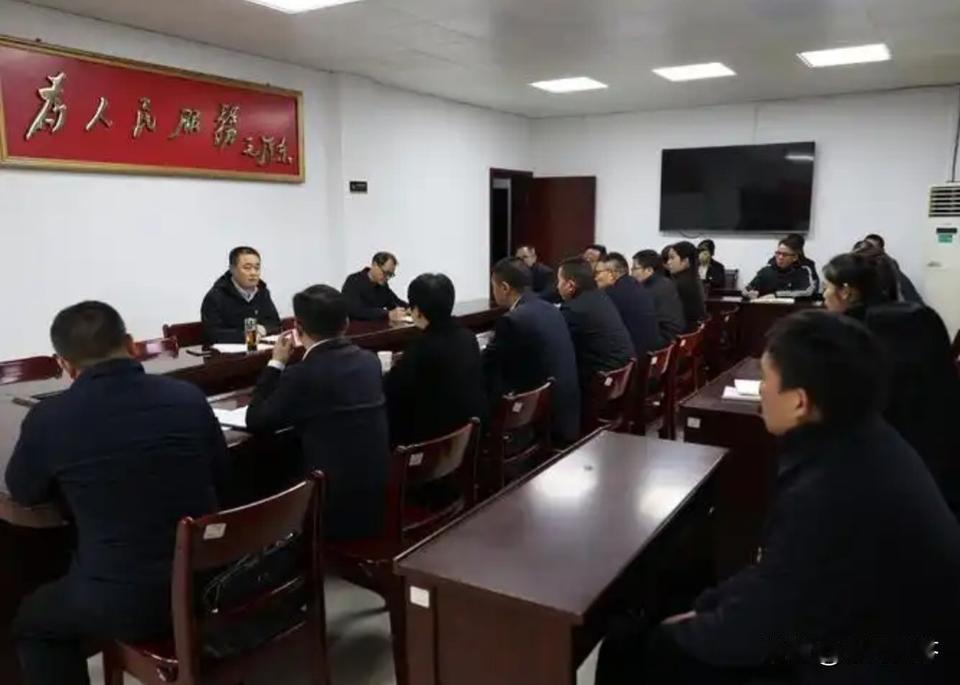 请问：公务员是公职人员吗？答案：公务员是公职人员，公职人员的范围涵盖所有行使