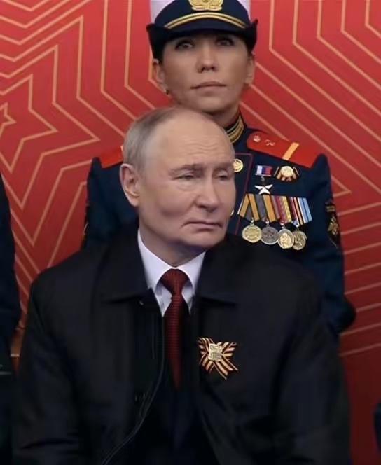 我滴个天呐！万万没想到啊！现实中的他老成这样了，这谁还认得出来？