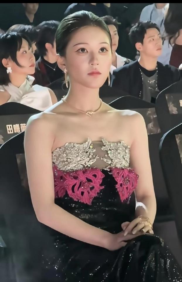 去年还在舆论漩涡里打转，今年直接压轴坐中心——赵露思的座位，一夜之间换了天地。