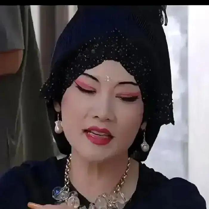 红毯上，何赛飞随手把防晒衣当头巾一扎，全网炸了。为啥？因为这动作没剧本、没