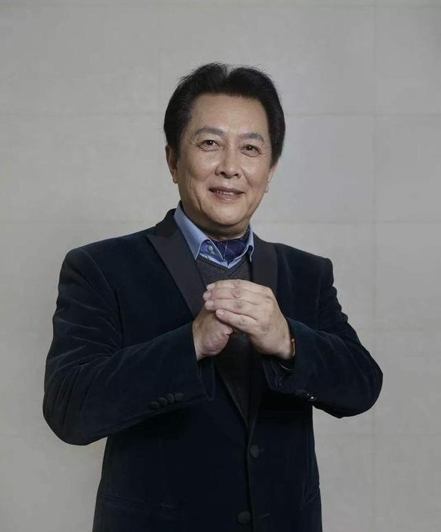 1990年除夕夜，唐国强的妻子洗完澡化完妆，穿上一身新衣，用一根绳子结束了自己的