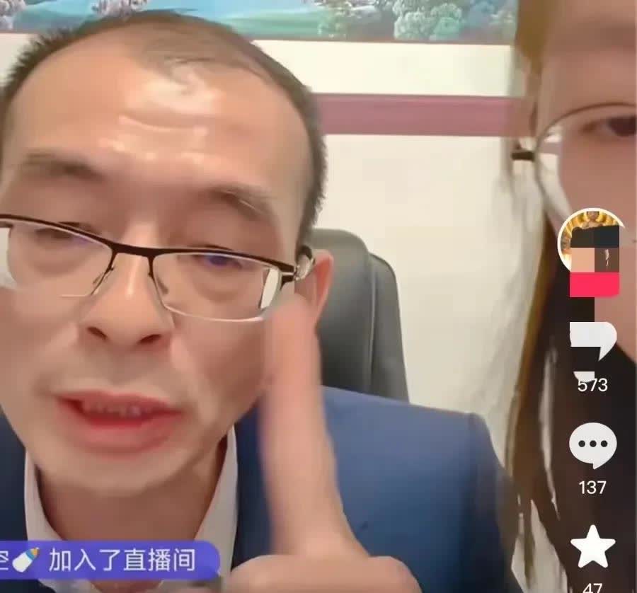 谢岳又直播了！网友问他是否有小儿子时，他举着食指说，只有谢浩男一个儿子！