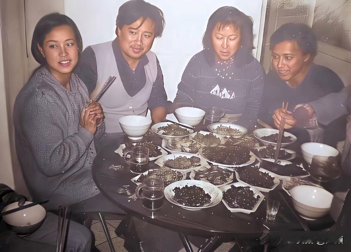 四十多年前当年春节，刘晓庆带着恋人陈国军回四川老家过年，和家人一块儿吃年夜饭。大