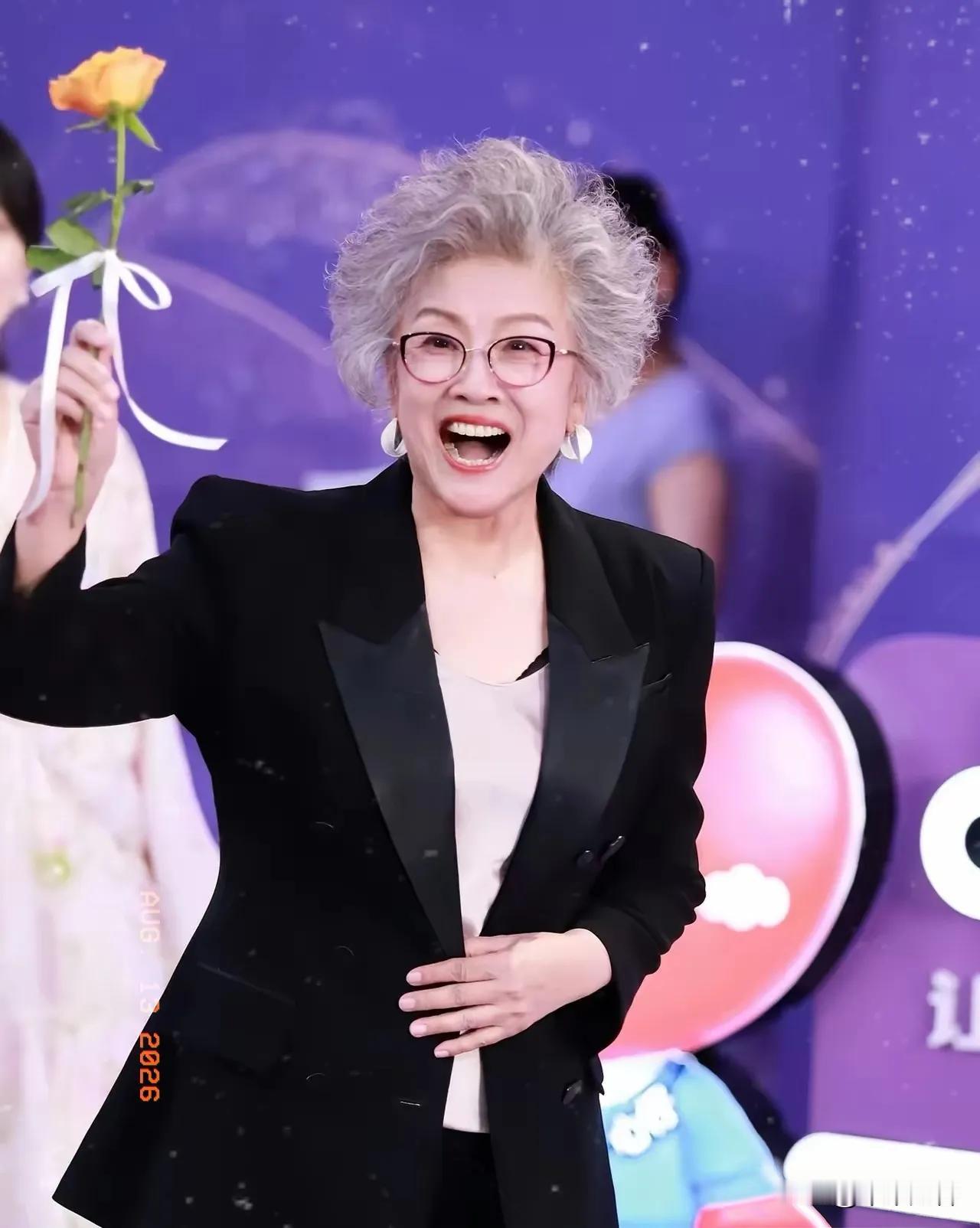 发现了没，宋春丽有个很明显的特点，倒不是因为她变老了，而是她明明都75岁了，