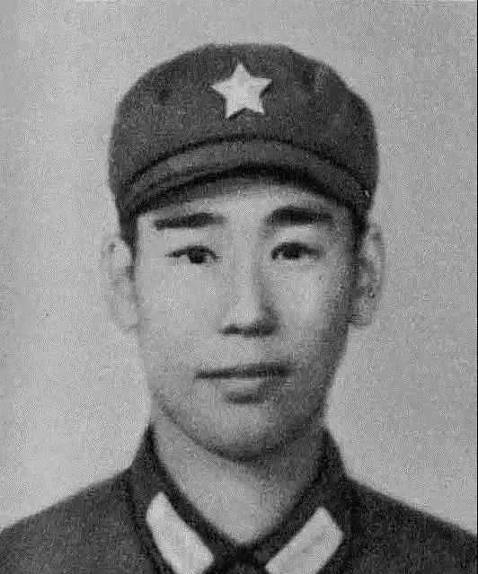 1979年2月，姜利民摸到了越军阵地，越军没有发现他，谁知他突然打开手电筒，越军