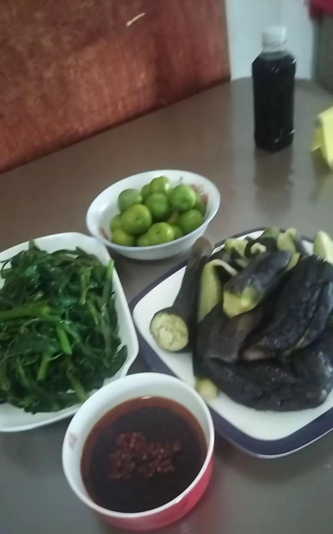三菜一汤，赛过小康。
