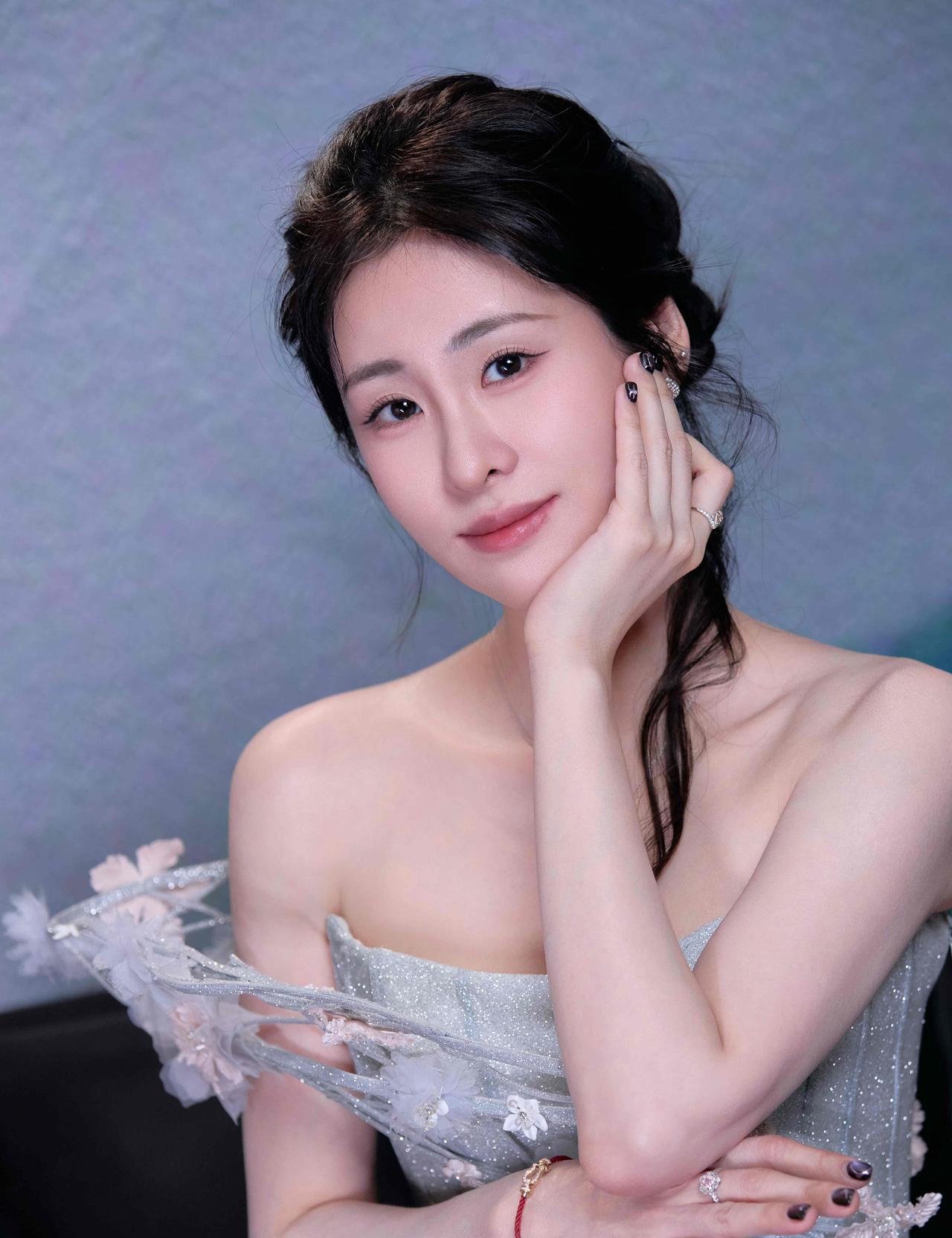 张碧晨回应了这次的事件，他说他要立即做三件事。第一件事向大家道歉。第二件事，澄清