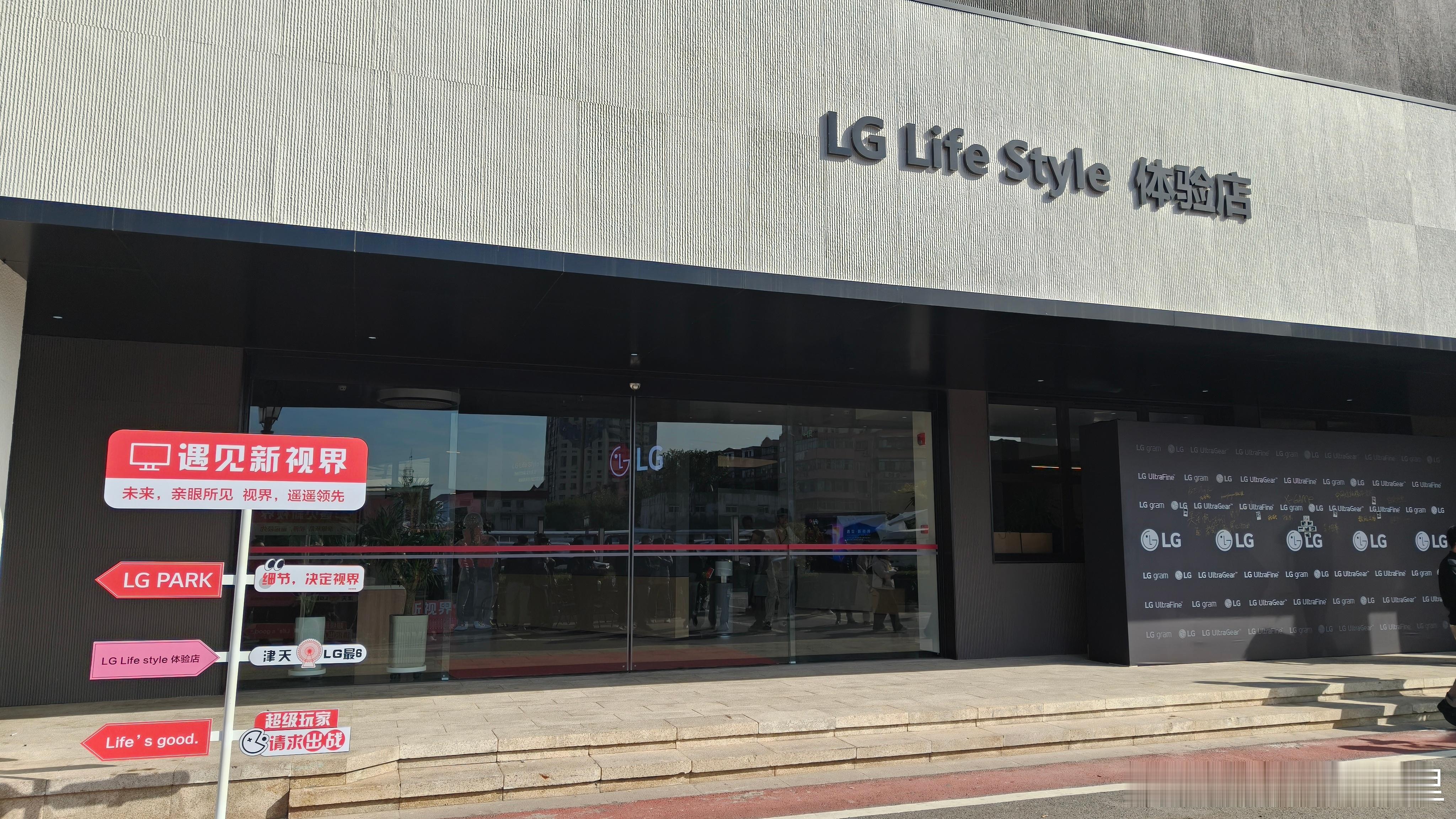 来看看介是嘛~LG在天津开发布会，这次新品带来了6K雷电5显示器，首发售价22