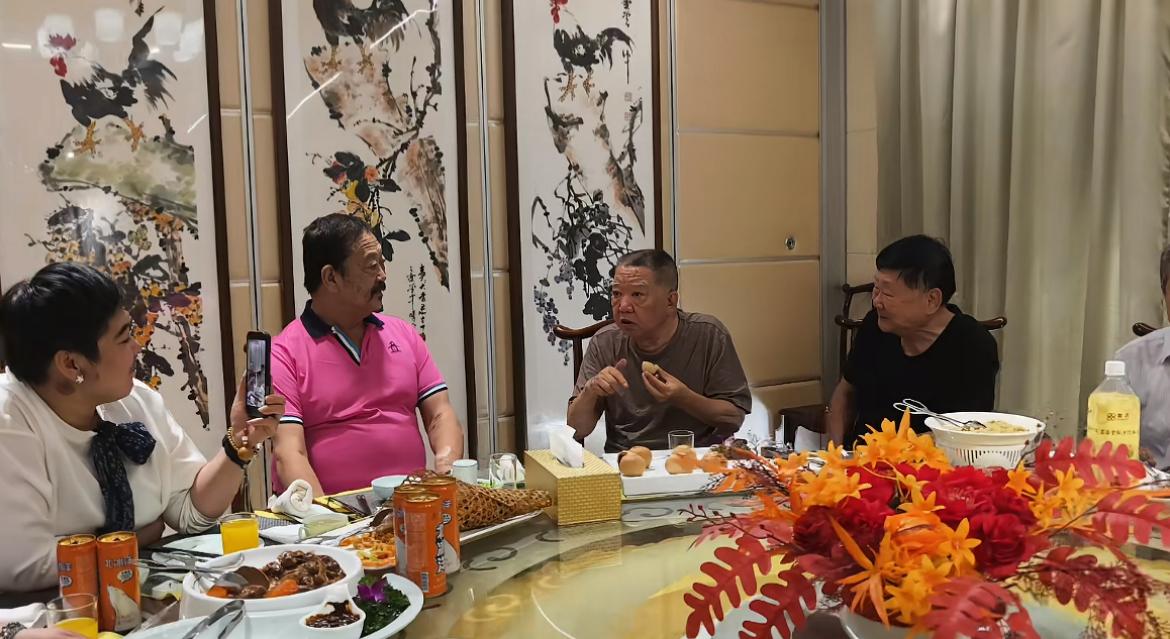 孟凡贵近况惹担忧，与北京老炮儿“哈僧”聚会，声音沙哑曾患三次脑梗，仍喝白酒，一