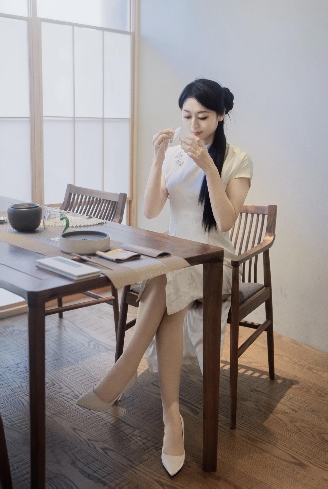 有气质的女人给人什么感觉给人一种很知性的印象，像是充满智慧。