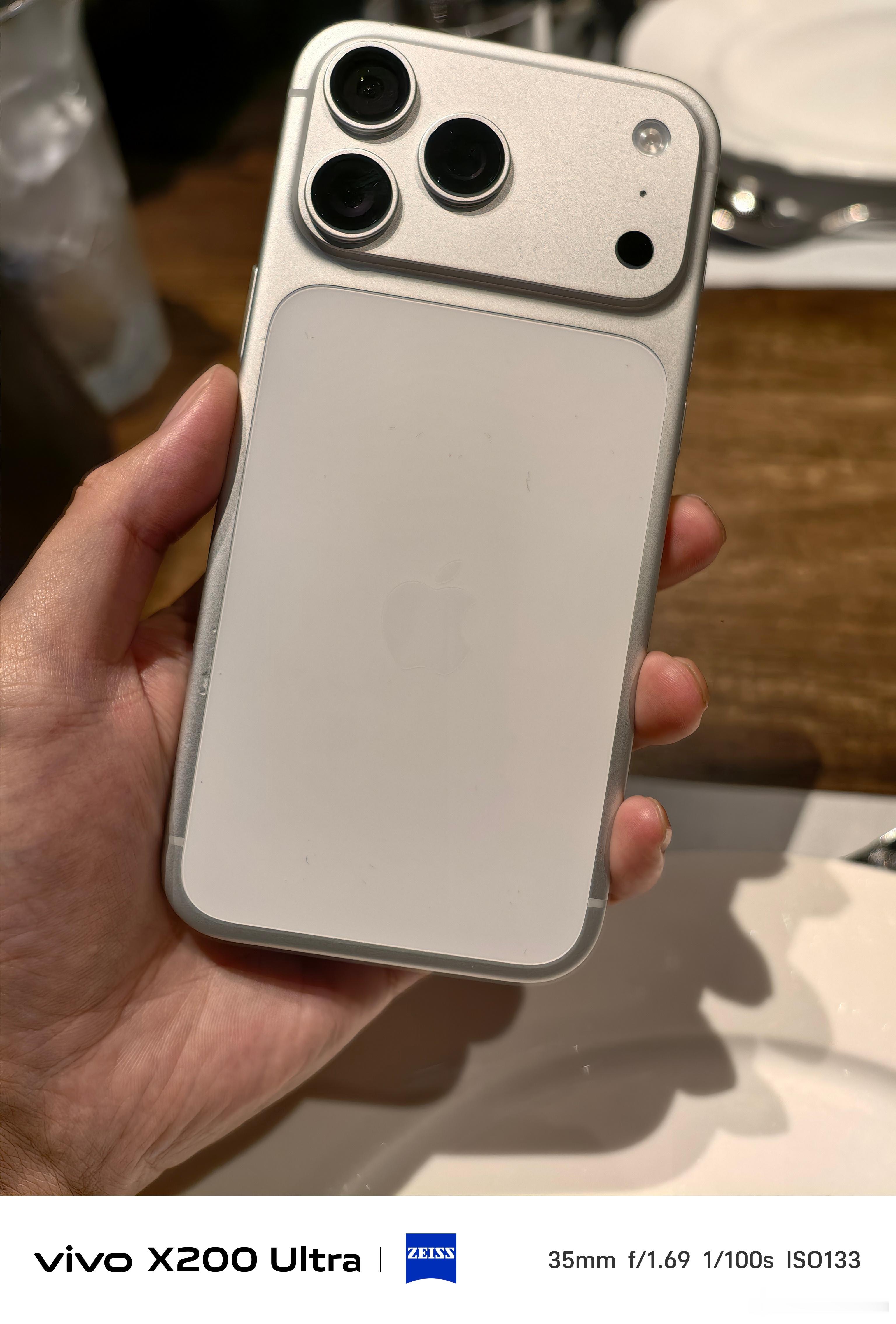iPhone17ProMax银色这个背板的色差很明显很强的视觉割裂感不过带手机