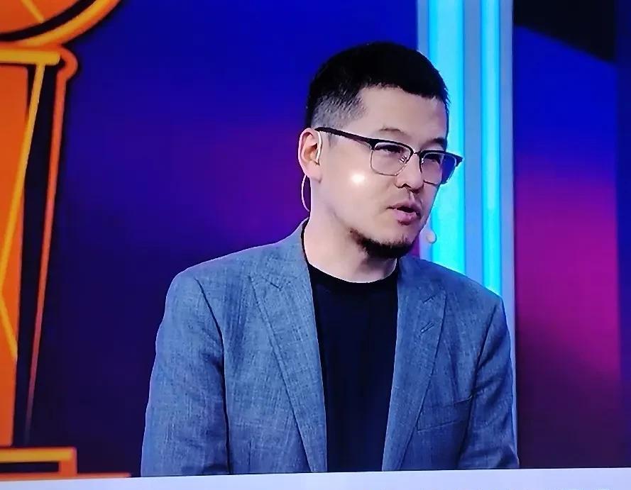 杨毅又翻车了，他曾一本正经的预测雷霆4:1掘金，说这组对决没有悬念，雷霆优势太大