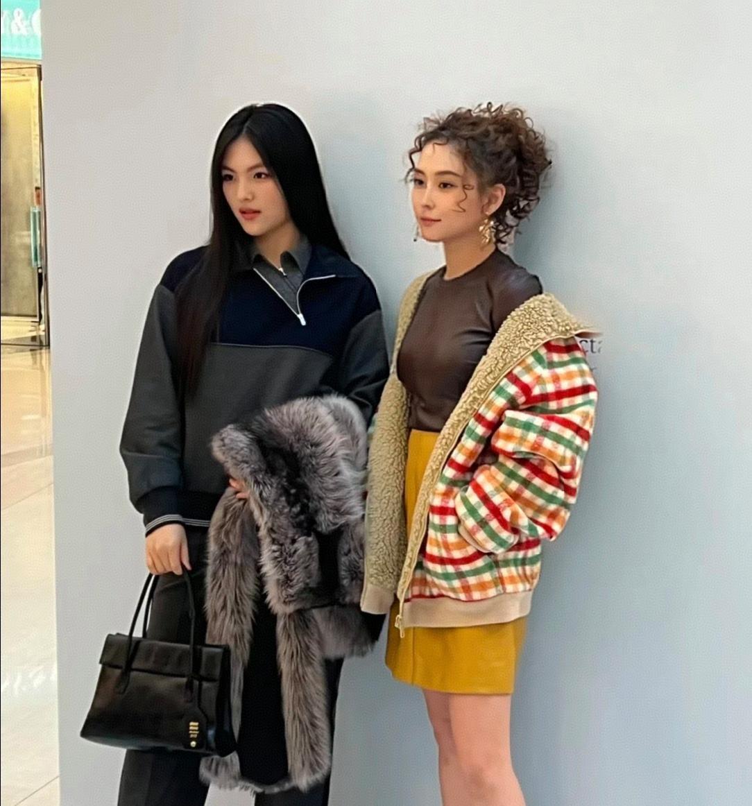 何超莲和王诗龄线下活动同框，何超莲身材真好，王诗龄打扮显老了！​​​