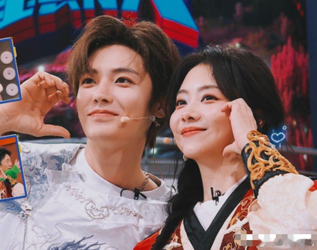 1、侯明昊和谭松韵那部《逍遥》定档12月27号了，听说本来是独播，现在改成双平台