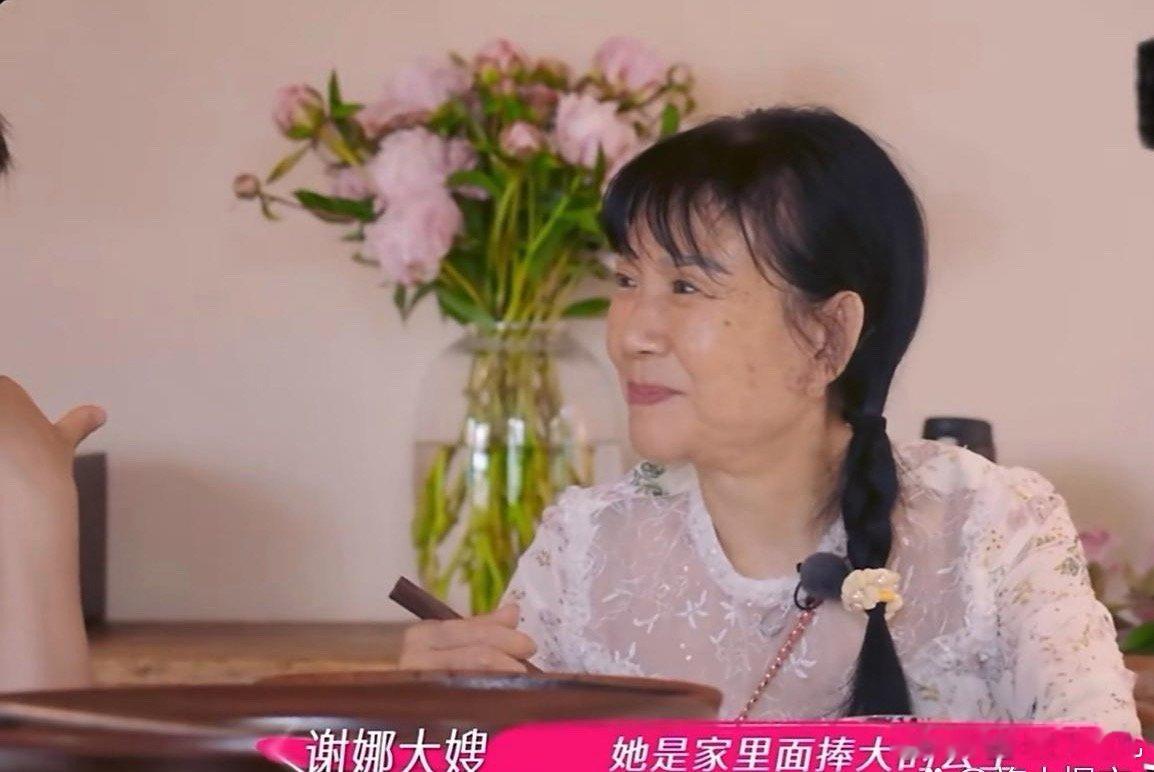 看了节目后，我不羡慕谢娜，但是真的羡慕她的妈妈！据谢娜透露她的妈妈性格温柔，至今