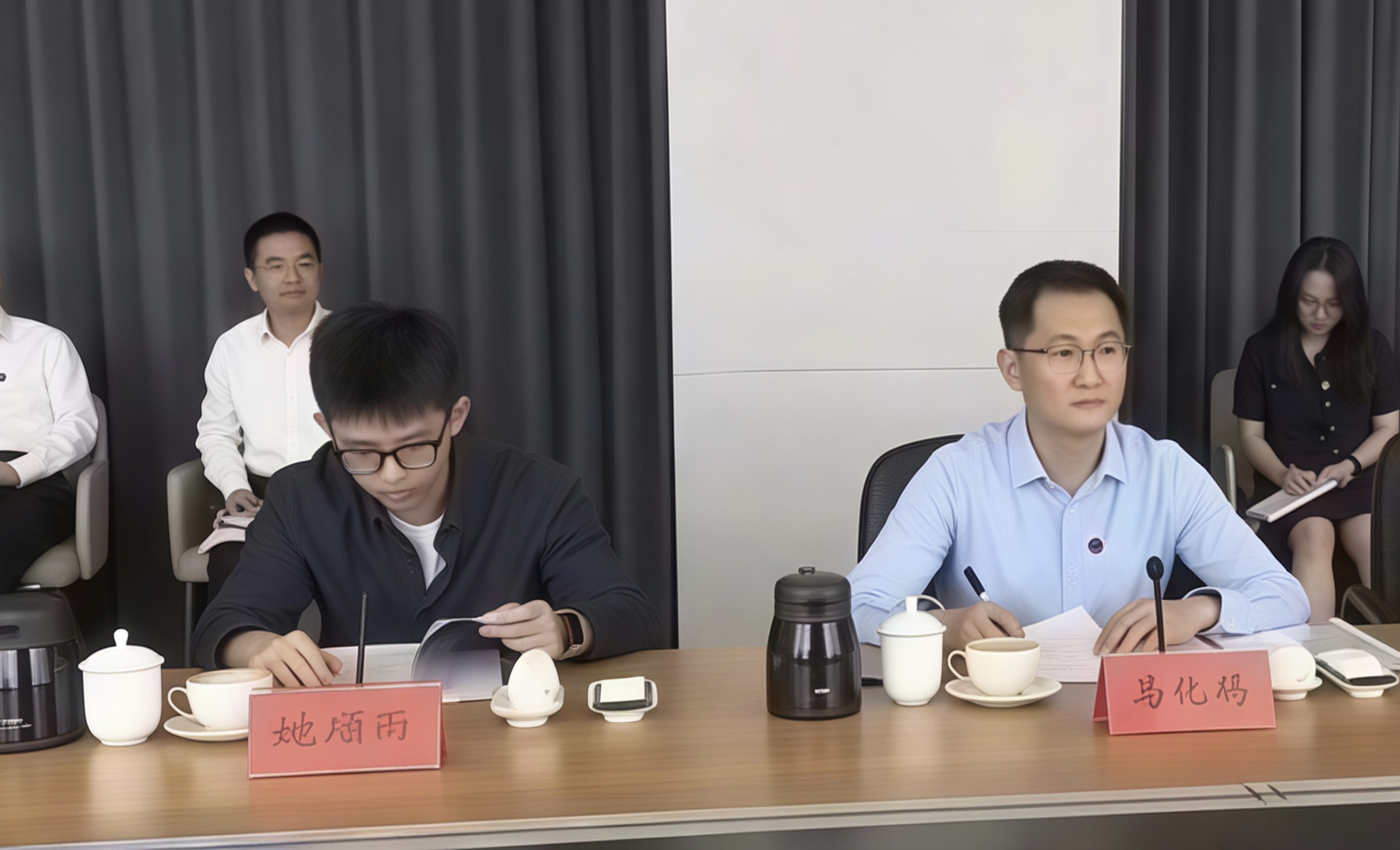 马化腾旁边的28岁年轻人，和雷军重仓的31岁女将——AI时代，年轻人正在坐上主桌广东调研腾讯，坐在马