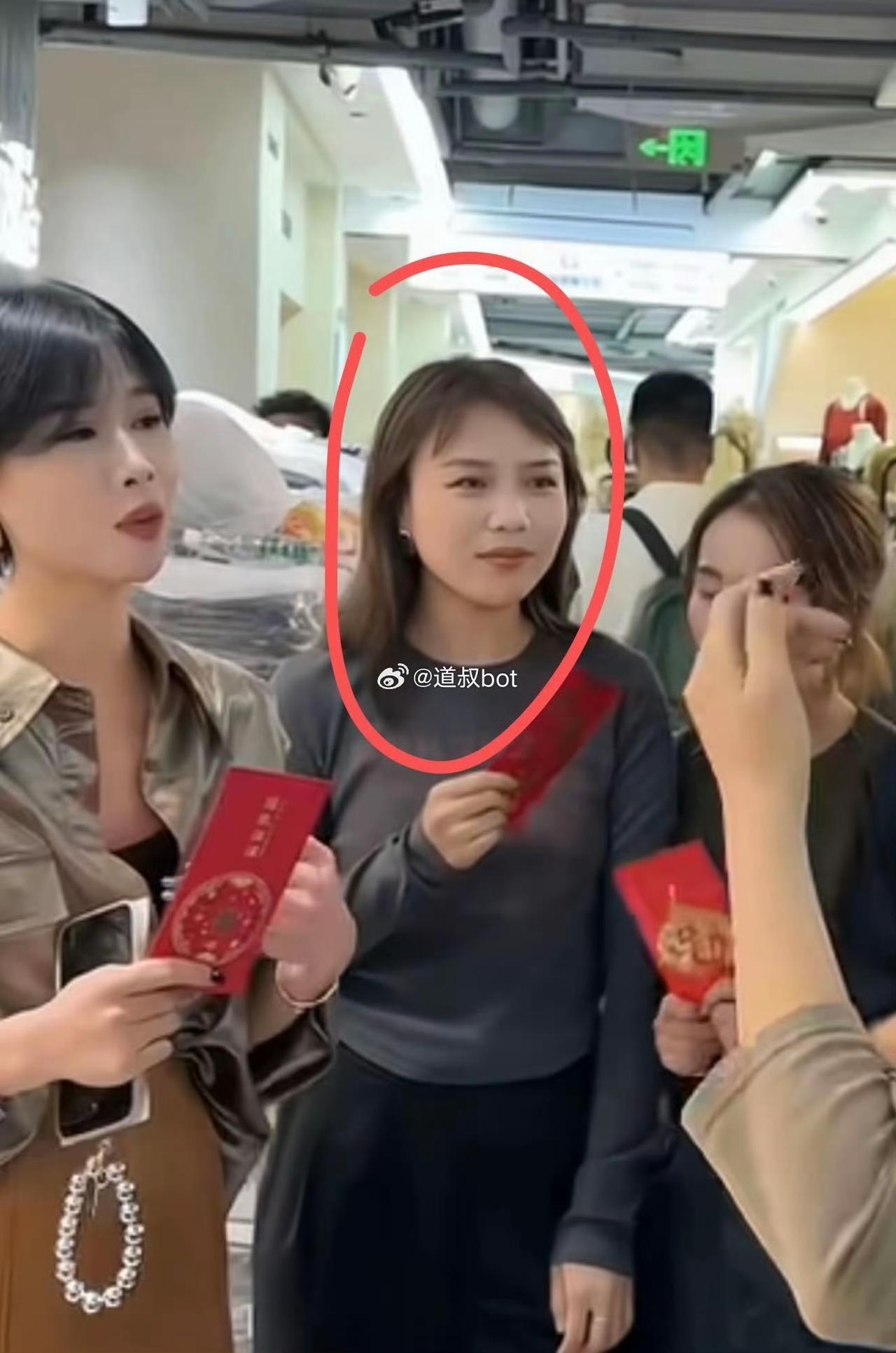 杭州四季青服装市场的瓜，人称二姐的女装大佬手下员工和她的老公好上了。小三发现怀孕