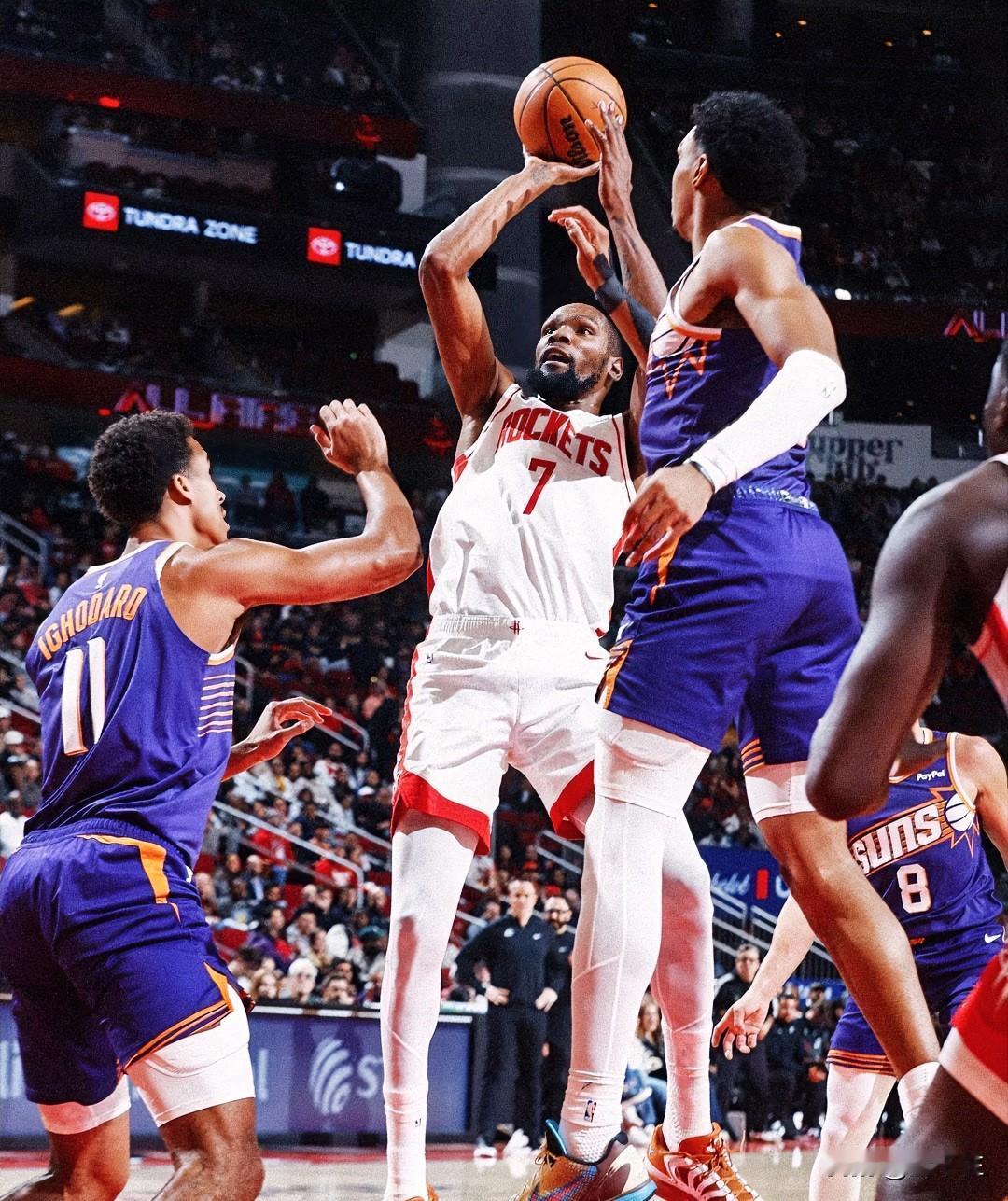 火箭大胜太阳首先要称赞防守策略——防三分！太阳没了三分和火箭是没法抗衡的，硬实力