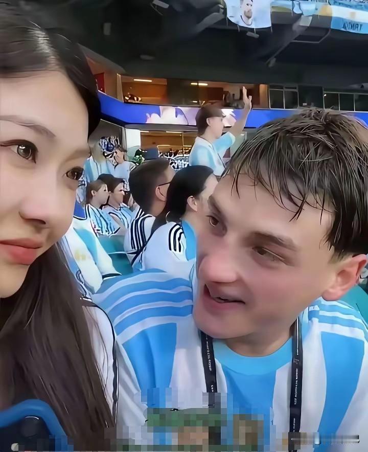 世界杯看台上，阿根廷男孩走过去就亲了中国女孩。女孩没躲，还笑了。讲真，这画