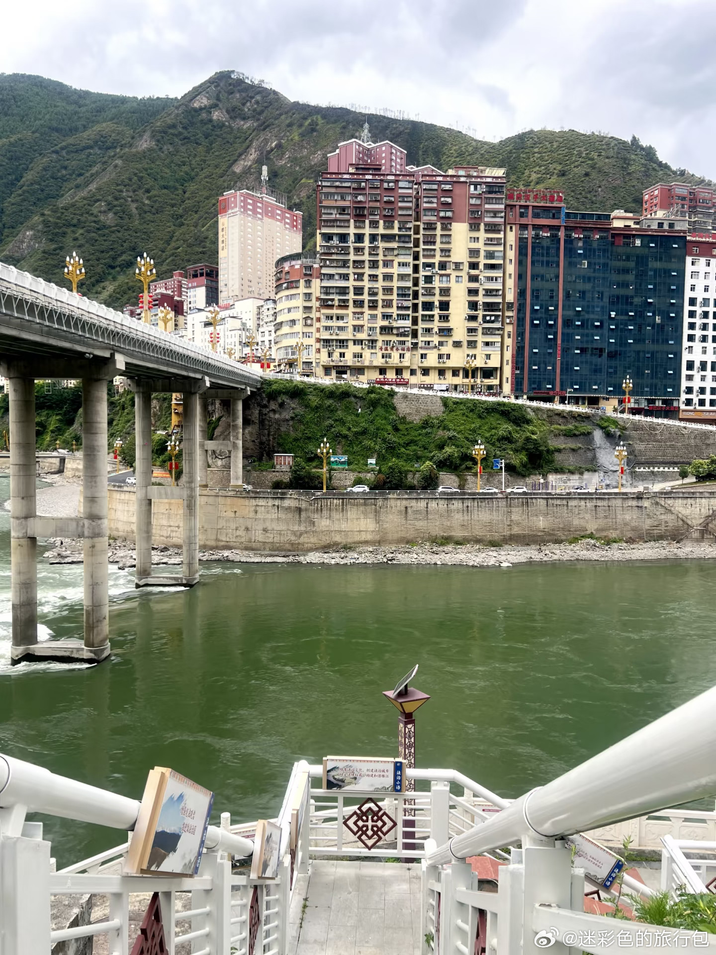 318国道藏着一座神奇小城✨雅江，国内最小县城之一川西318川藏线上，悬崖