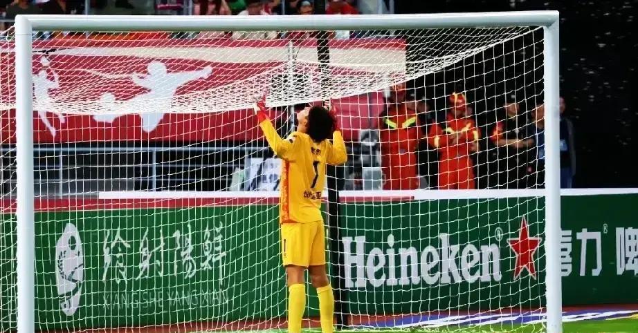 亚洲杯冠军主帅，现在每天在训练场捡球。水庆霞回到盐城。头衔是“测试组长”。