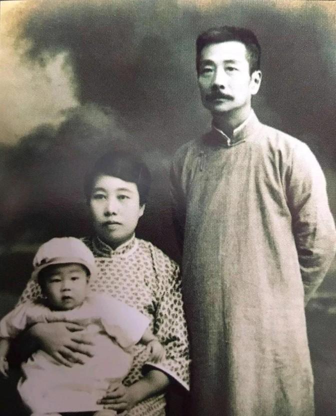 1927年，46岁的鲁迅与自己学生许广平同住。不久，许广平怀孕，她不愿生下这个孩