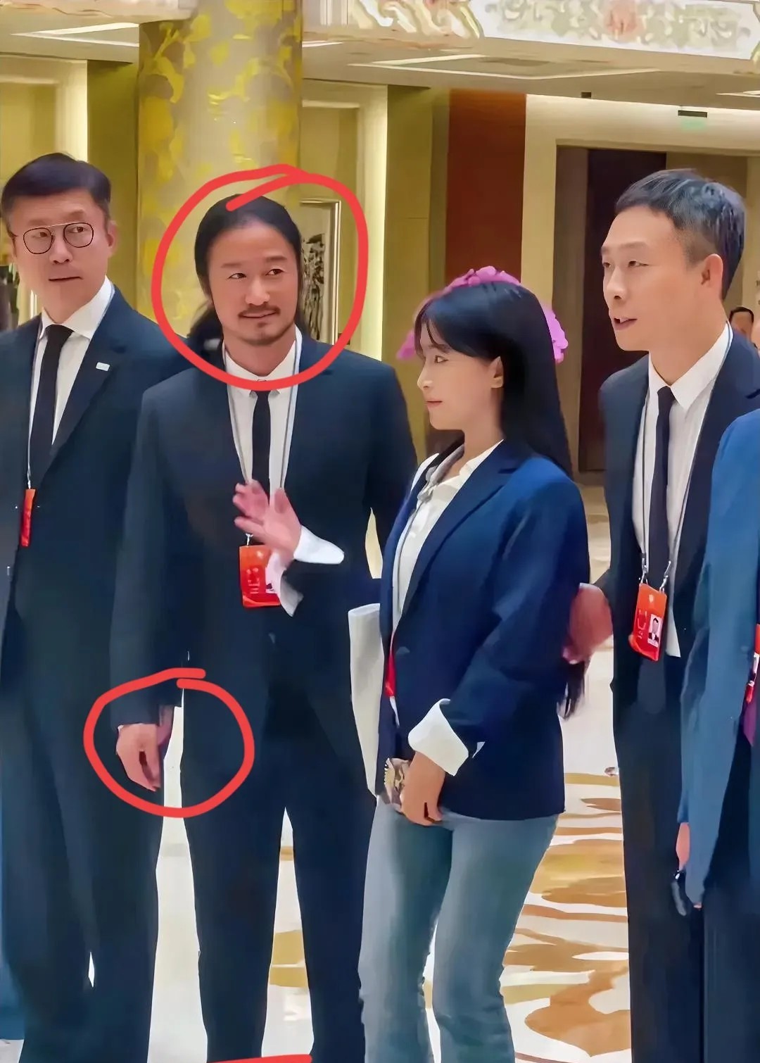看来吴京快要成为艺术家了不信你看不是因为吴京看起来低调一些了，而是因为在最新