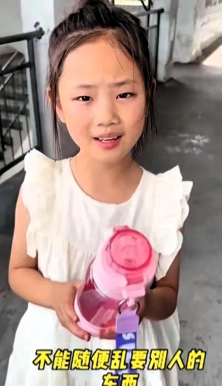 “这就是教育的意义！”河南，班里一个小女孩发现，同桌一直用塑料袋接水喝，生活不太