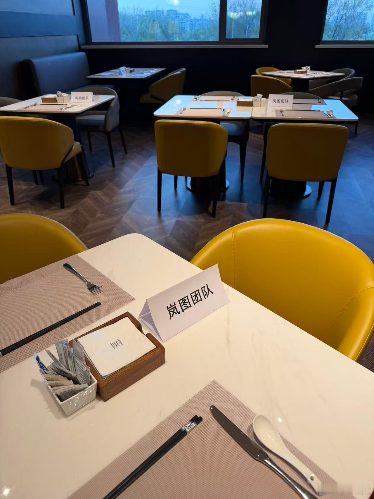 你看，活儿多到一家酒店几个品牌