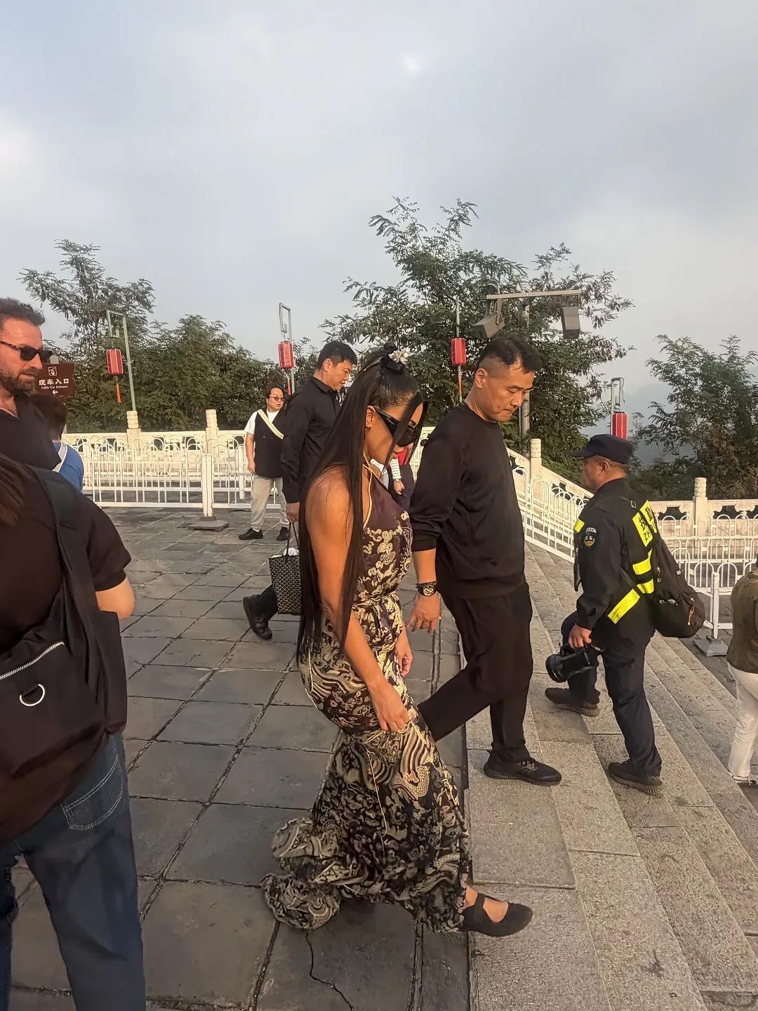 卡戴珊家族一行人身着典雅旗袍，神采飞扬地登上万里长城，田朴珺全程陪同在侧，东西方