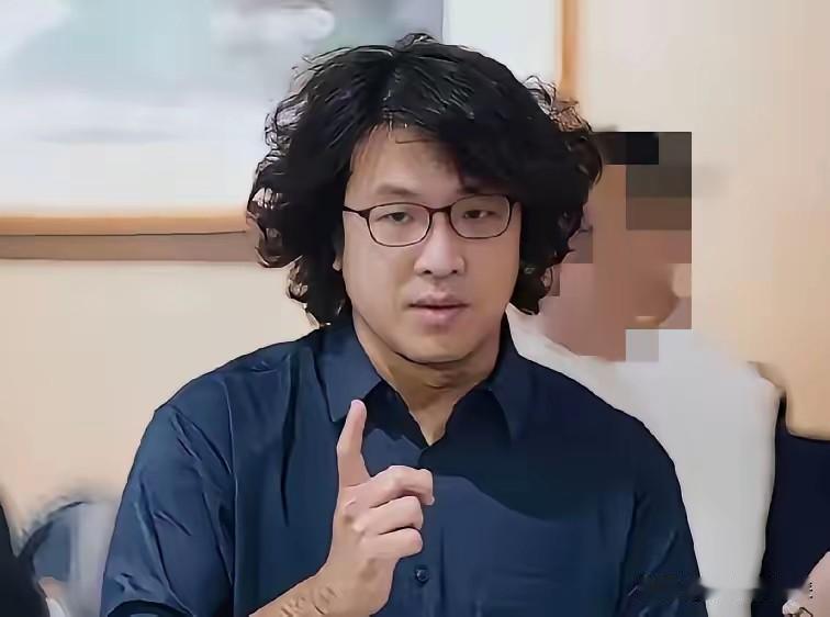 沈伯洋去法国转了一圈，回来给自己加了一场“英雄戏”2月15日，沈伯洋在X平台