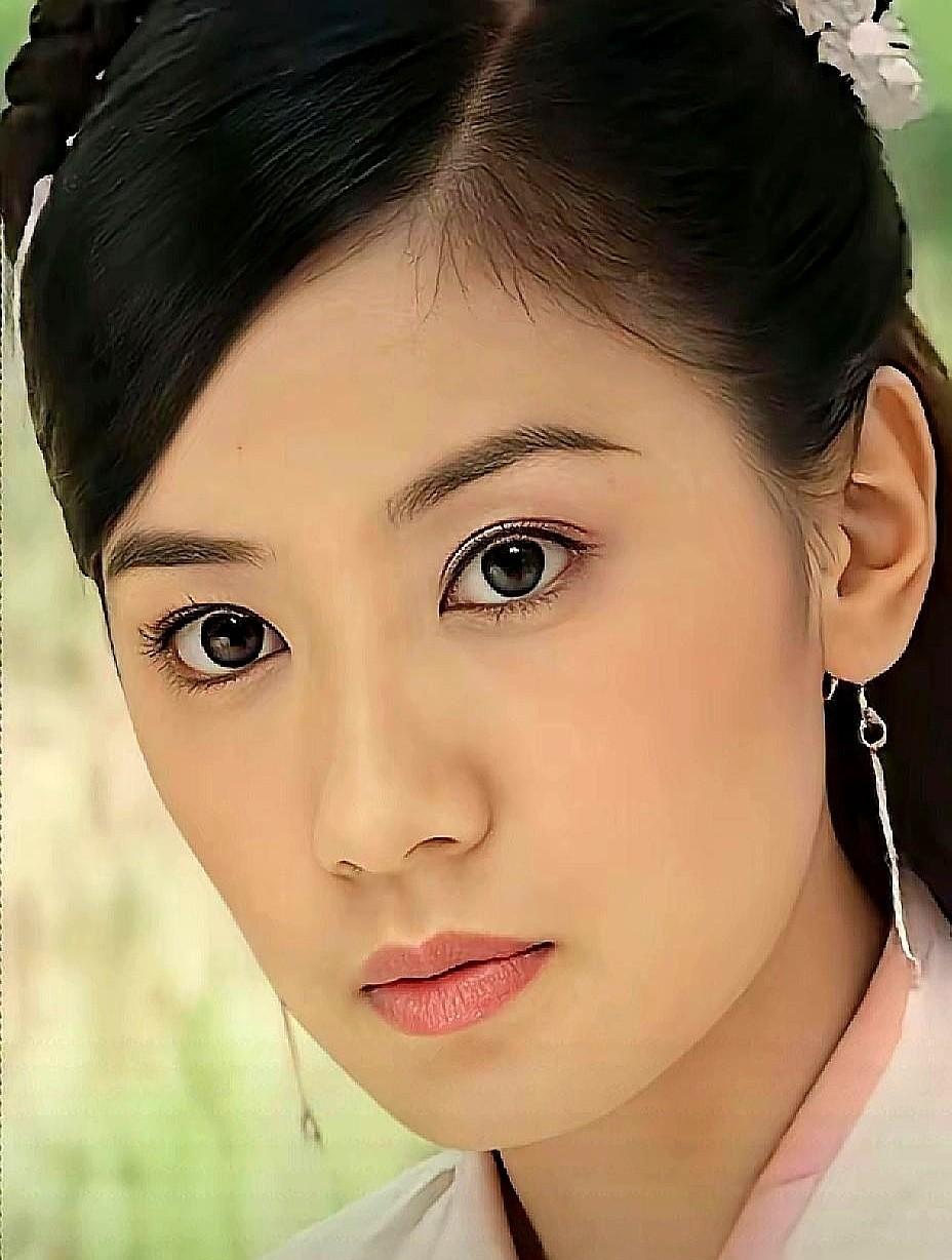 小昭转身那刻，17次重拍，没一个人喊卡。她穿白袍不是演戏，是把自己活成了祭品。