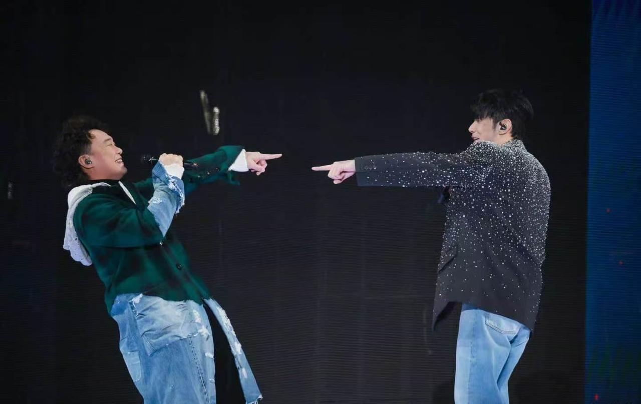 单依纯、李荣浩闹侵权纠纷，陈奕迅如坐针毡。陈奕迅、李荣浩是多年好友，当晚他和杨