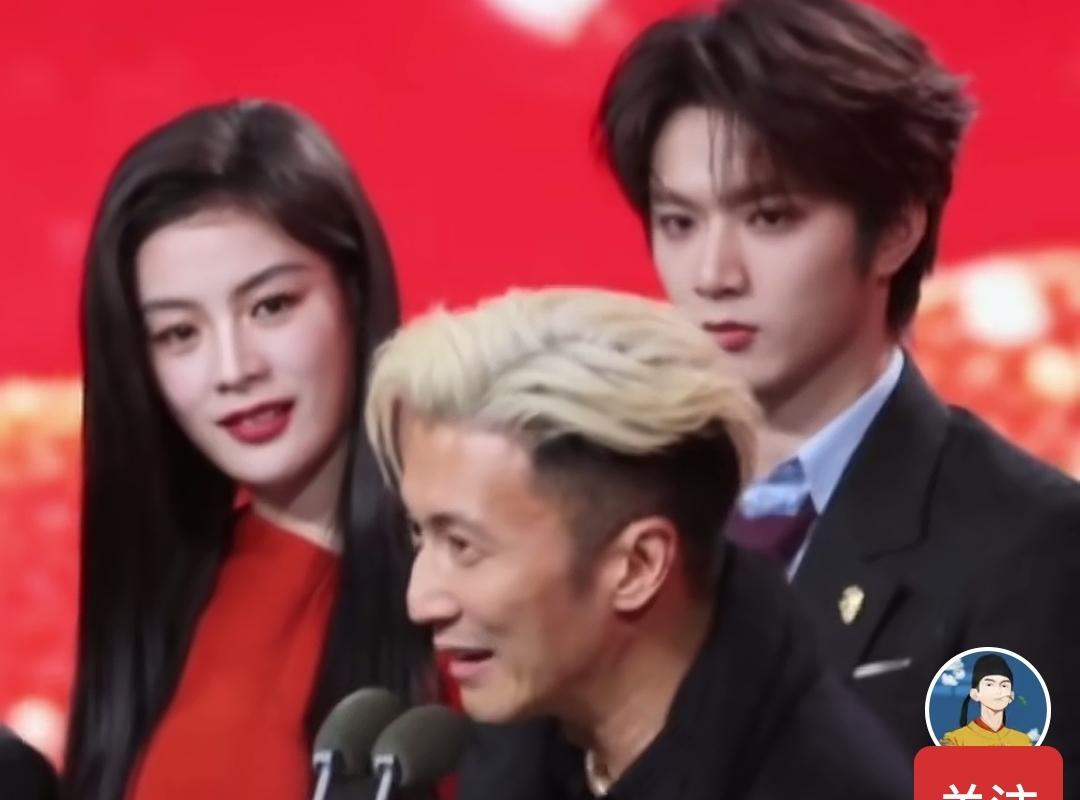 陈丽君与谢霆锋同台时，内心和眼神中都满是抑制不住的兴奋。瞧她望向谢霆锋时那满含