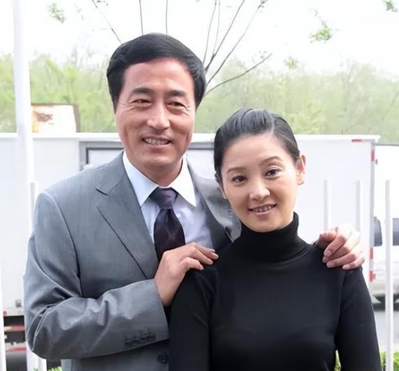 1987年，杨立新在最穷的时候，把徐帆接到北京“养”了三年，为了“养好”徐帆，自