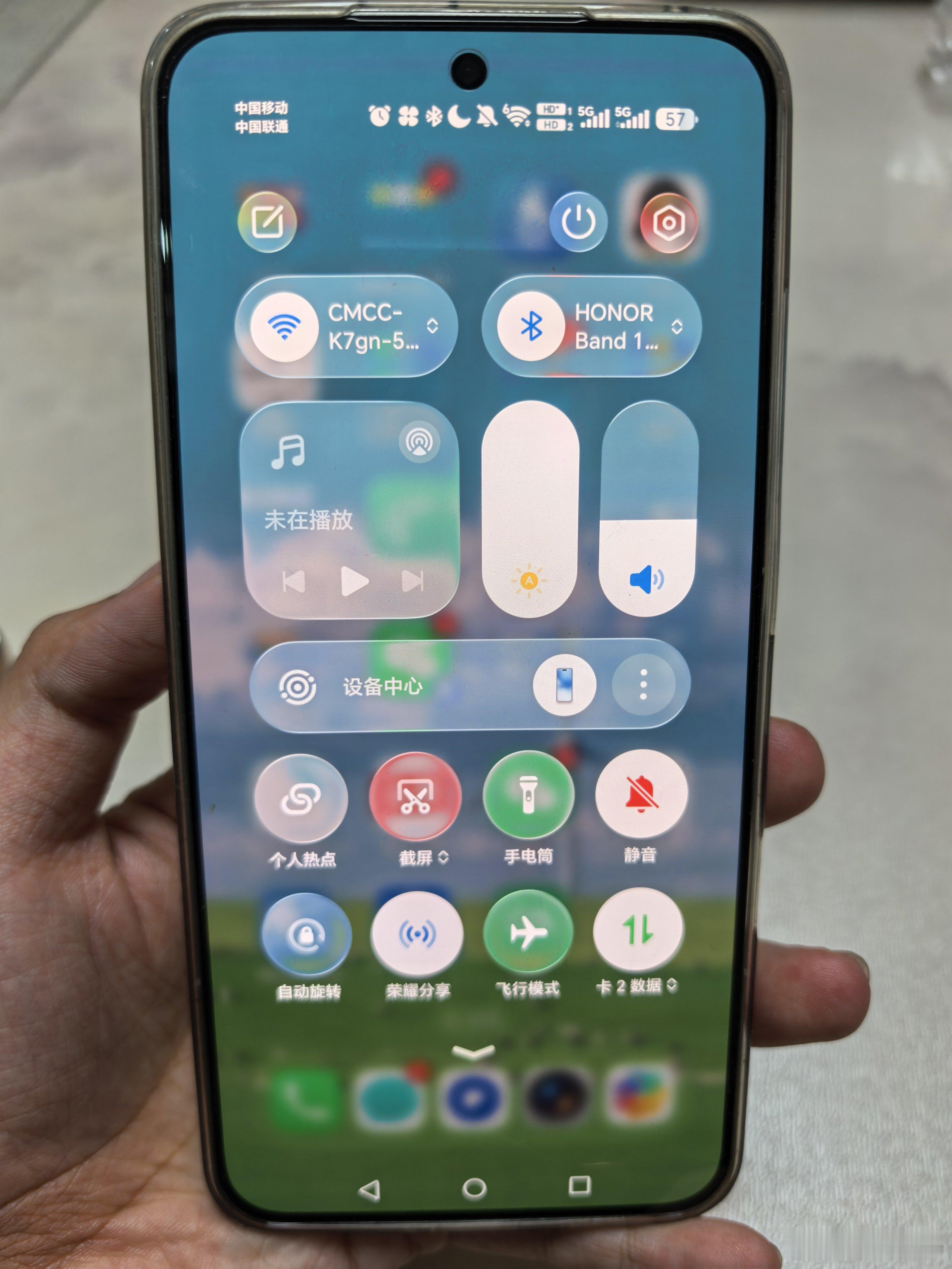 对比下MagicOS11与MagicOS10的效果：状态栏下拉后，新