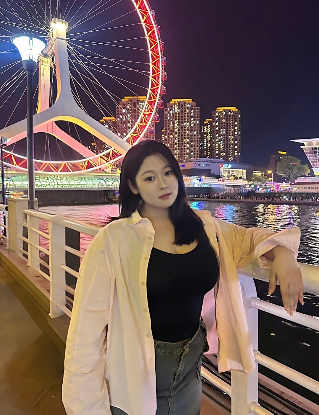 夜色漫染，摩天轮流转霓虹，在晚风里，收集一城温柔与自己相遇。