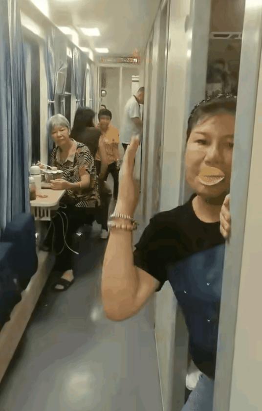 这些吃饱了撑的大妈又在火车上作妖了，年轻人仔细看看有没有自己的长辈？该管的就管管