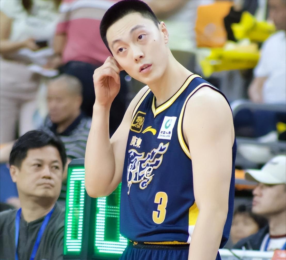 最近看CBA比赛，越看越惊觉一个怪象——胡明轩这些顶薪球员，怎么签完